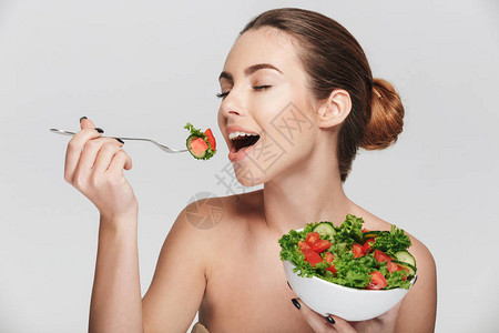 吃健康沙拉的年轻女子图片