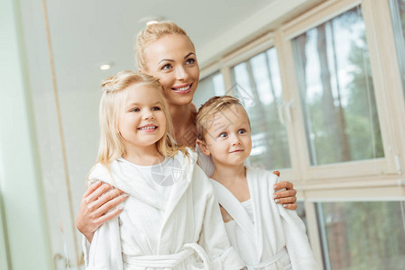 美丽的幸福母亲和穿着浴袍的孩子图片