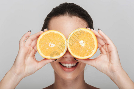 青春女子用半边的橙色眼罩着眼睛图片