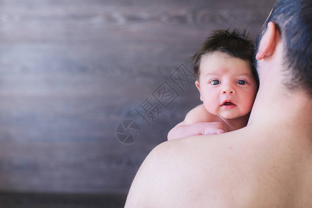 新生婴儿和爸父亲带着孩子图片