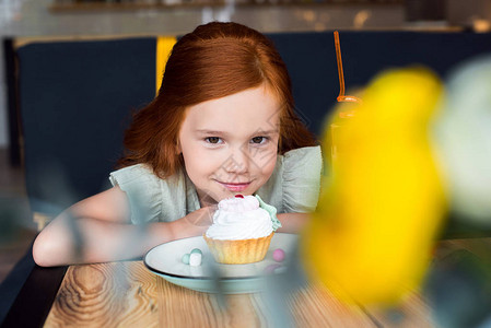 可爱的红发女孩吃蛋糕图片