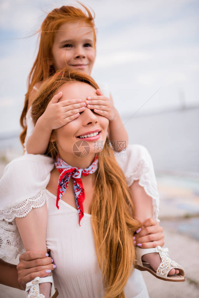 带着可爱的小女儿在脖子上抱着幸图片