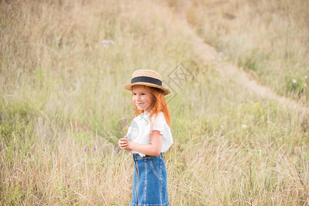穿着草帽的可爱红发小姑娘图片