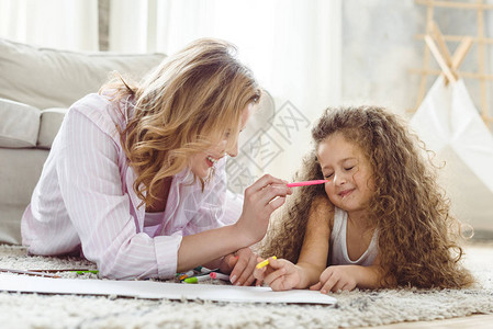 卷发女儿和幸福母亲用标记画图片