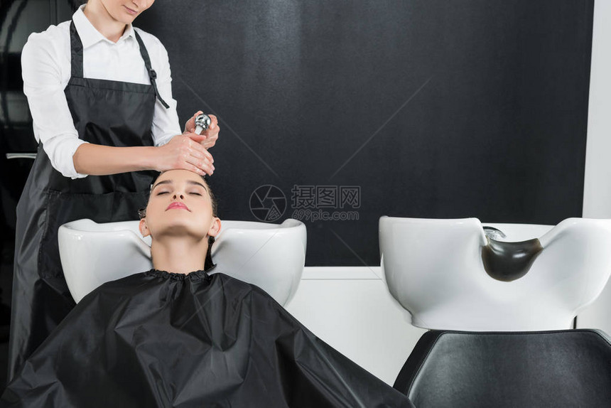 在美容院洗头的年轻女人图片