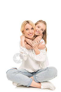 快乐的女儿拥抱年轻母亲的拥抱图片