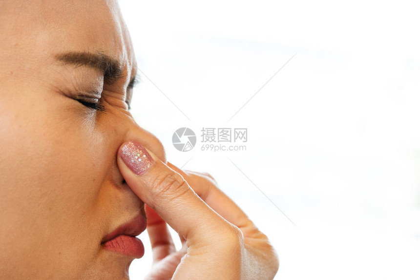 恶臭气味女人关上鼻子瘫图片