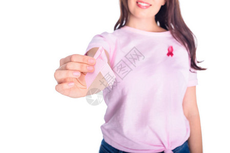 微笑的年轻女子手持粉红丝带的短片图片