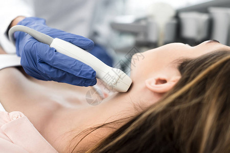 检查诊所进行超声波扫描的女病人图片