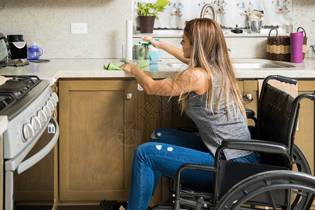 年轻残疾妇女坐在轮椅上图片