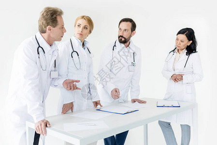 一起工作的多种族专业医生群体孤立在白图片