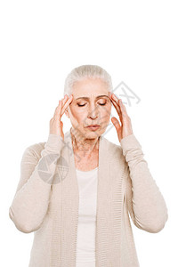 高压身高头痛的高级妇女闭着眼睛站在白图片