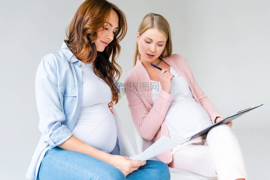 孕妇在产前课期间说话时图片