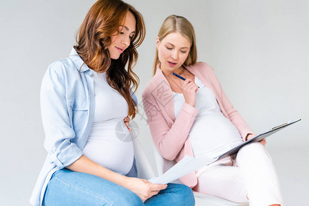 孕妇在产前课期间说话时图片