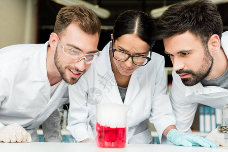 专业年轻化学专业人员小组在实验室中检查图片