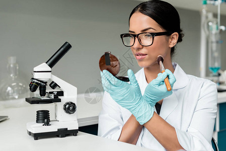 在实验室与显微镜合作时化妆的眼镜中图片