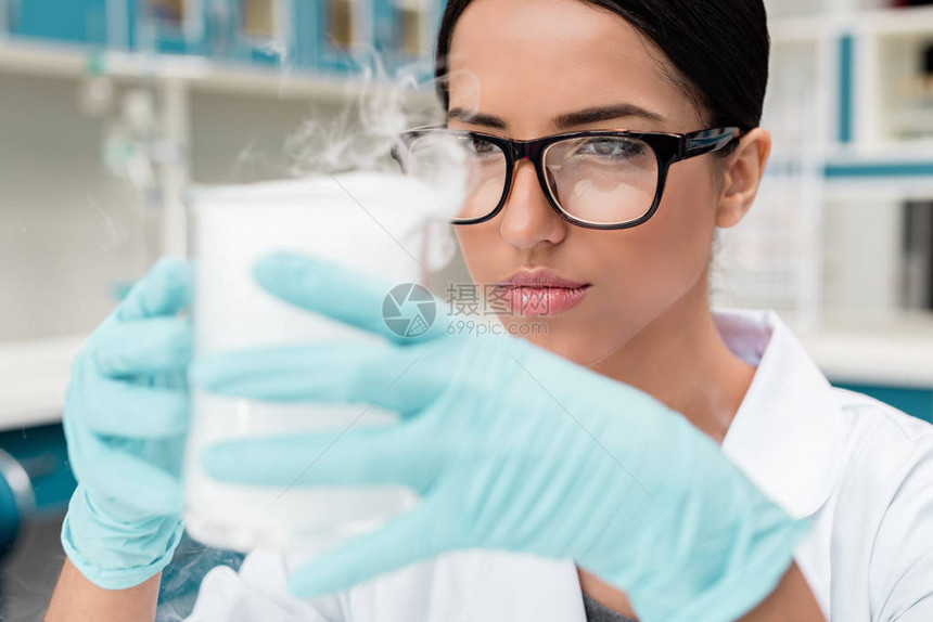 在化学实验室做实验时戴眼镜的年轻女科图片
