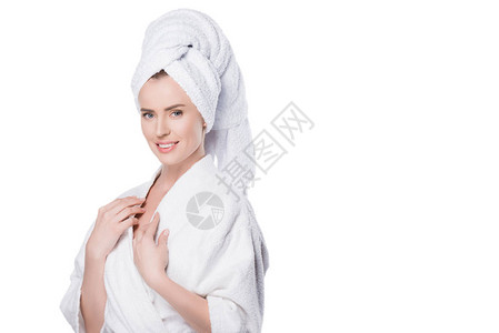 在浴袍和毛巾上干净皮肤的女子图片