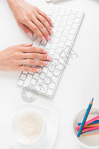 在工作场所键盘上打有时装修指甲字的年图片