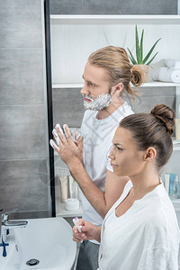 早上女人在洗手间刷牙时剃胡须图片