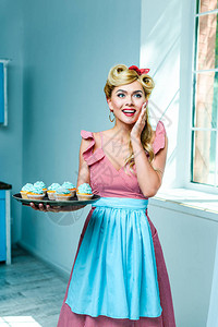 美丽的漂亮女人在厨房的蛋糕里背景图片