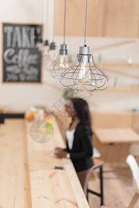 现代灯具在咖啡店内部的选择聚焦图片