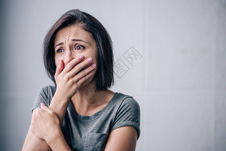 深褐色的忧郁女人蒙着图片