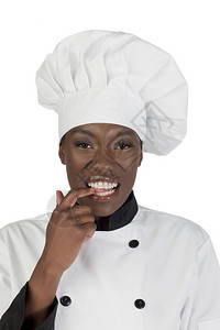 一位非洲厨师咬手指的肖像图片