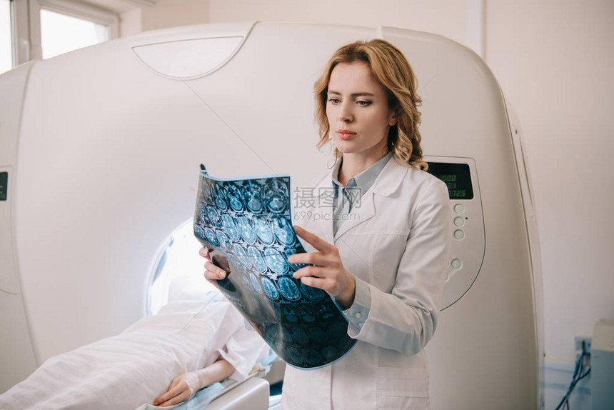 深思熟虑的放射科医生在病人诊断期间图片