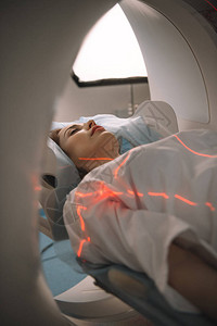 在医院进行尸检诊断时躺在Ct扫描仪床上图片