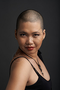 美丽的越南女人的肖像剃了头发图片