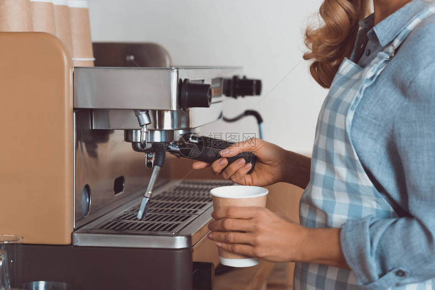 女咖啡师用咖啡机煮咖啡的短片图片
