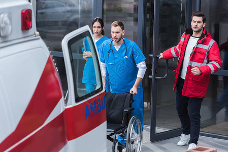 护理人员将轮椅从医图片