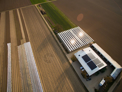 德国田野温室和带有太阳能电池板的图片