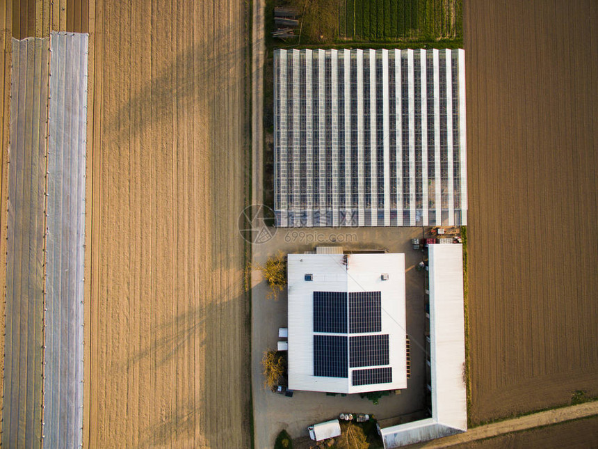 德国田野温室和带有太阳能电池板的图片