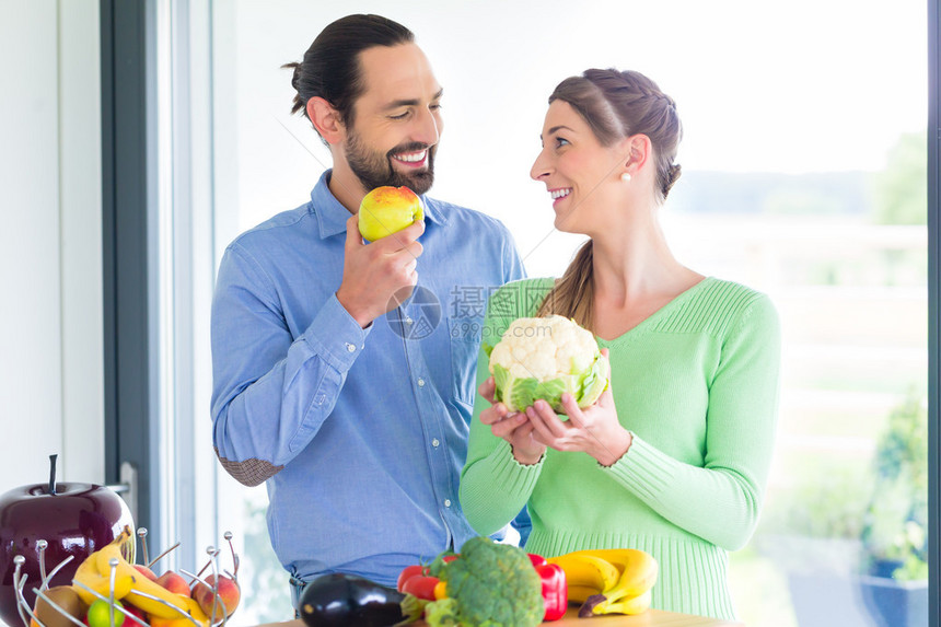 男人和女人吃素食吃水果和蔬菜图片