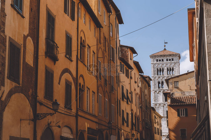 意大利比萨有古建筑的老街图片