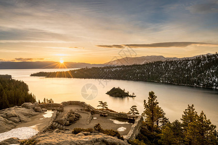 加利福尼亚和内华达之间Tahoe湖的Emerald湾日出图片