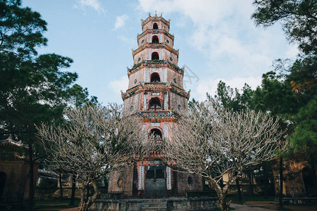 越南顺化的古老传统东方寺庙图片