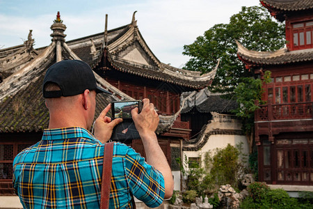 游客在上海悠源园落成的著名旅游景点图片