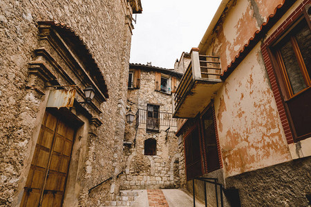 法国佩耶老城古老建筑的狭小街道底部视背景图片