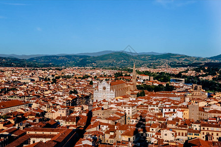 美丽的城市景色与古老的历史建筑在佛罗图片