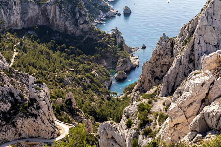 CalanquesdeMarse卡兰克马赛的岩石山绕行公路和平静海港图片
