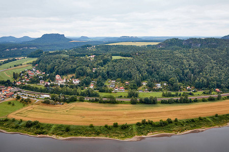 德国BadSchandau美丽的Elbe河田地和小城图片