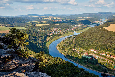 德国BadSchandau美丽的精灵河森林和岩图片