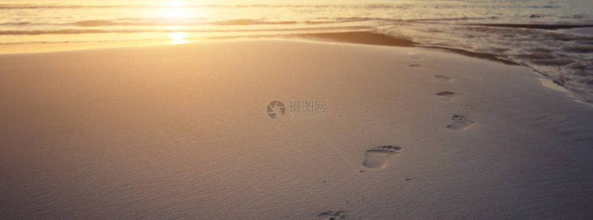 海滩沙上的人类足迹横向幅用复制图片