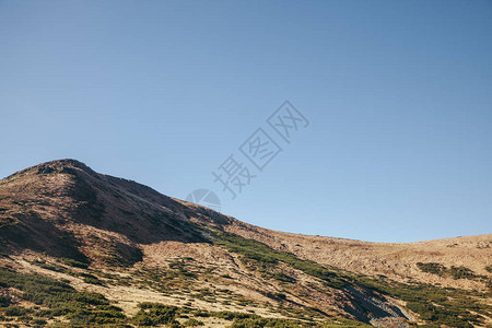 蓝色天空下美丽的山峰的风景乌克兰图片