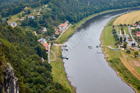 德国BadSchandau的Elbe河田地和小城镇上的图片