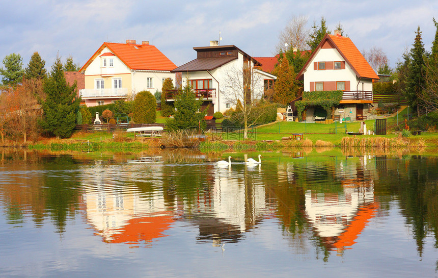 LiticeVillage位于捷克河谷水库旁比尔森市的郊区捷克共图片
