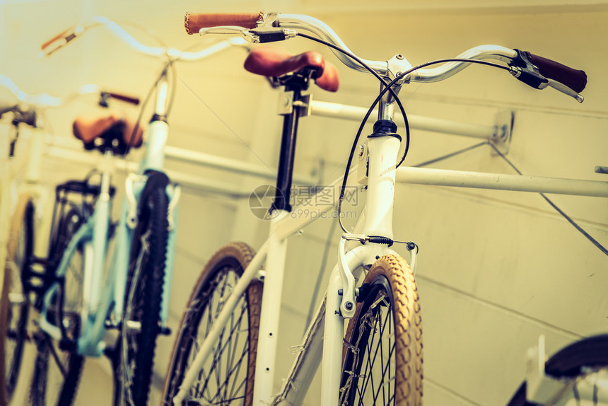 商店中的旧自行车有选择焦点处理老旧效应和图片